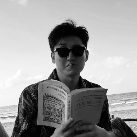 王焕超,海边读书的黑白照片